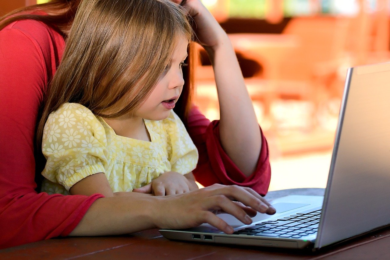 Kiedy pozwolić dziecku korzystać z komputera?